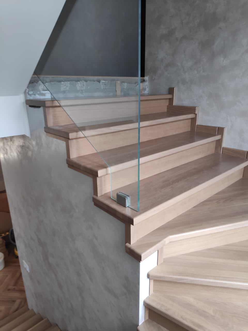Облицовка бетонной лестницы со стеклянным ограждением