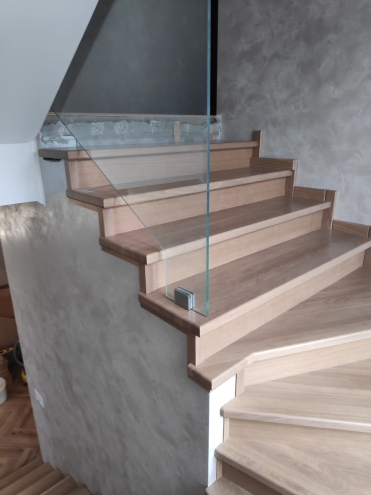 Облицовка бетонной лестницы со стеклянным ограждением