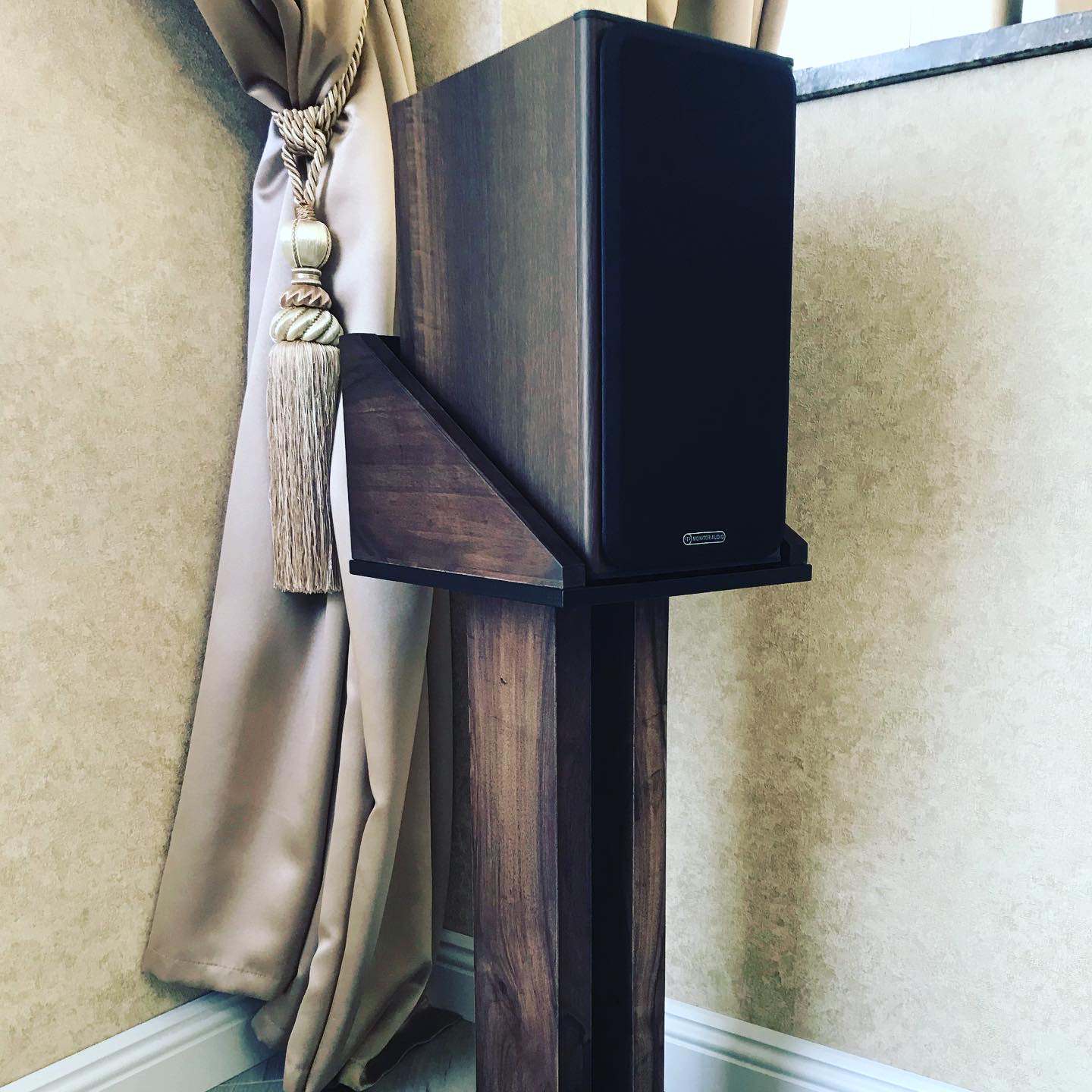 Обложка проекта: Стойки из ореха.