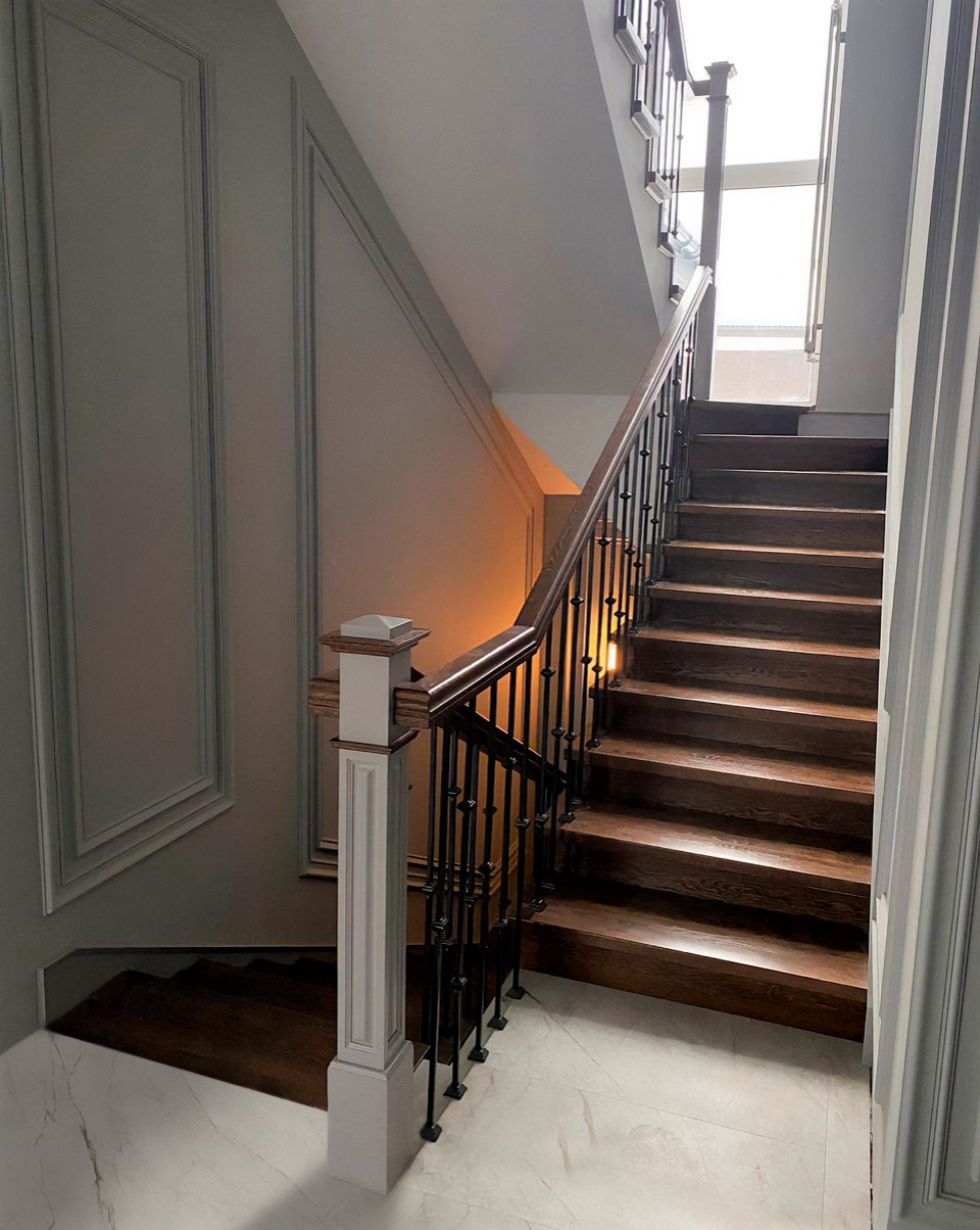 Обложка проекта: Современная лестница из дуба и металла с подсветкой