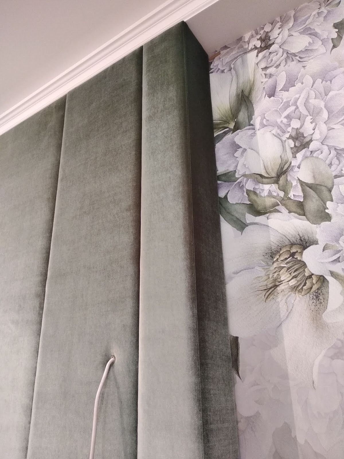 Обложка проекта: Оливковая бархатная кровать с высоким изголовьем