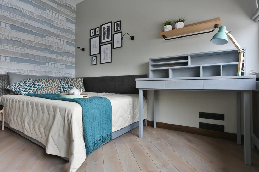 Паркет, стол, полка, плинтус