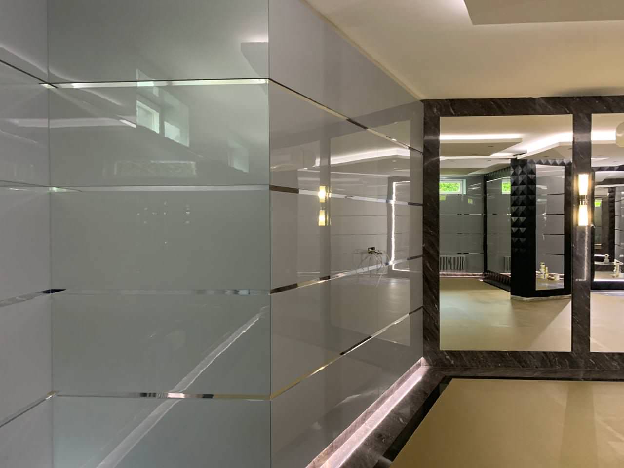 Стеновая панеляция зоны бассейна и спортзала в частном доме