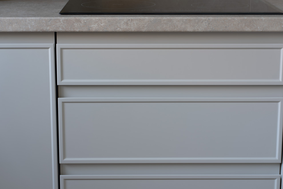 Монохромная кухня до потолка с интересными решениями