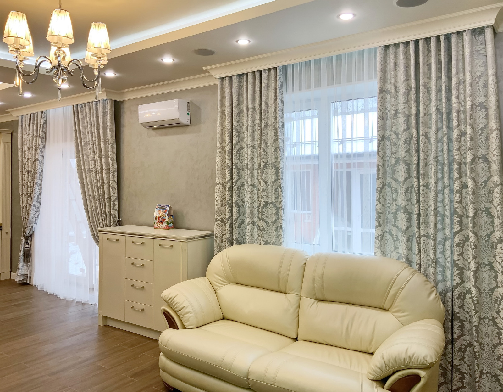 Обложка проекта: Шторы в гостиную частного дома - дизайн, пошив. монтаж.