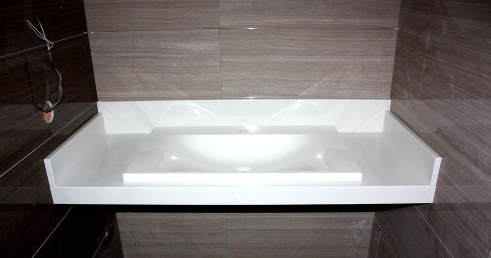 Подвесная столешница в ванную комнату из кварцевого агломерата Caesarstone