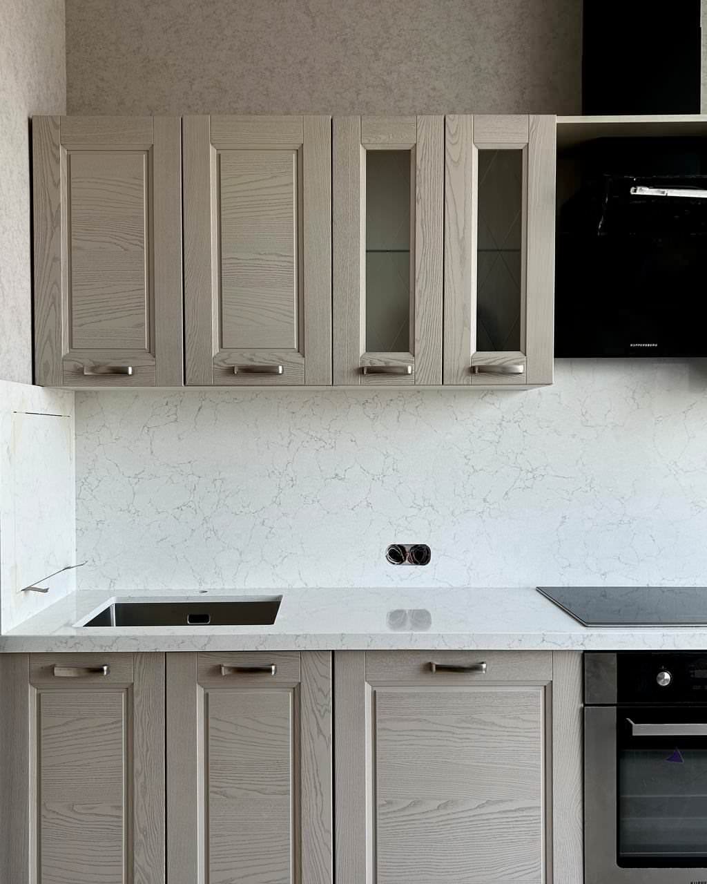 Столешница из кварцевого агломерата Vicostone Valley White