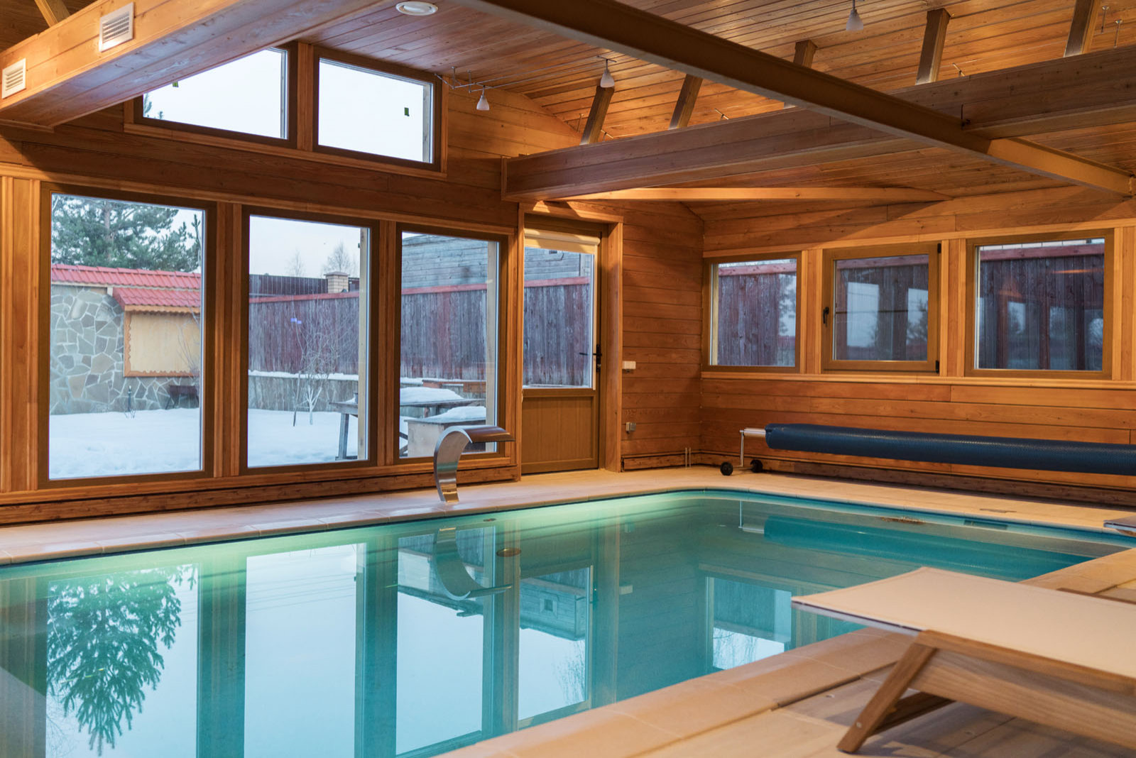 Плинтусная система Perimeter в доме с бассейном