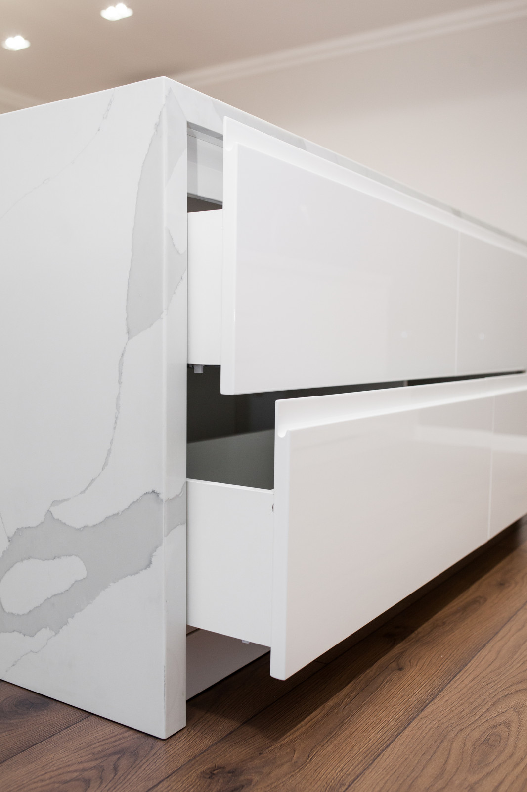 Светлая кухня в современном стиле