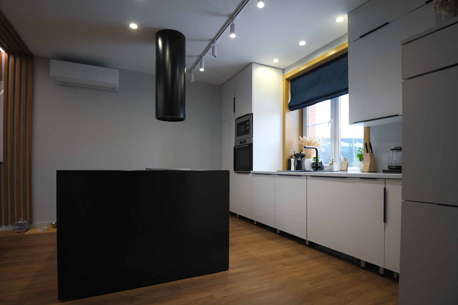 Коттедж в Чукреевке с природными фресками и рейками с подсветкой