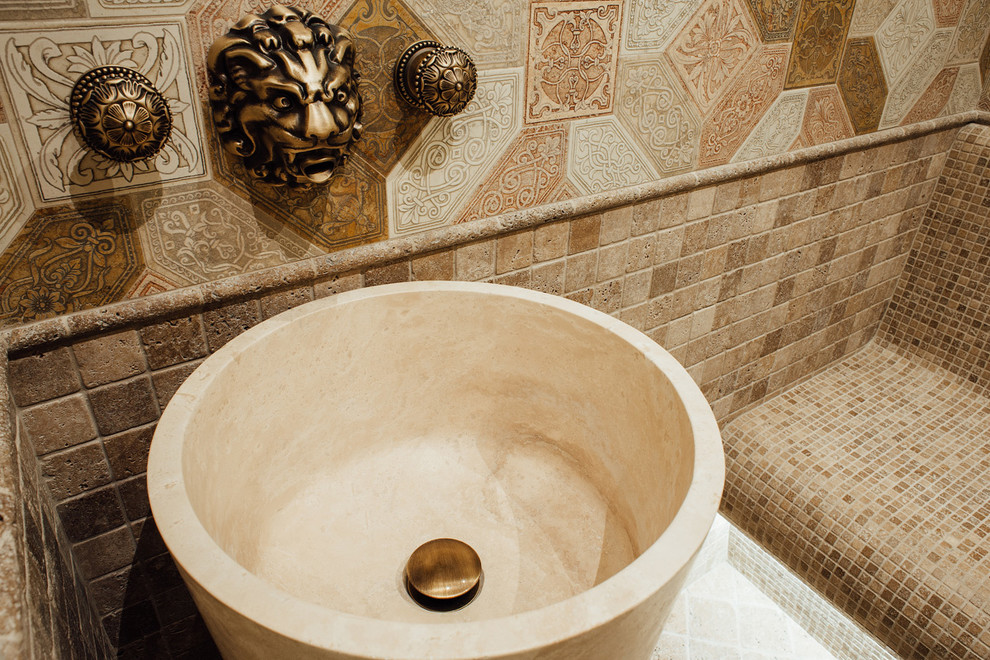 Мраморная курна в хамаме.
