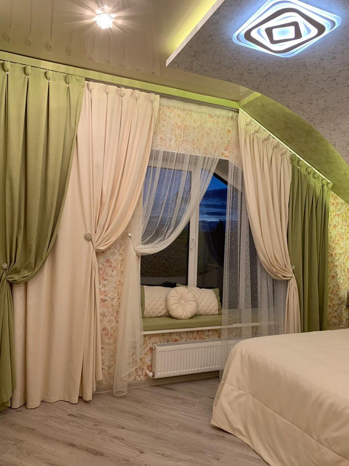 Шторы и покрывало в едином стиле. Загородный дом.