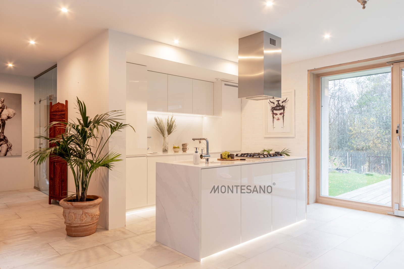 Кухня с островом в загородный дом