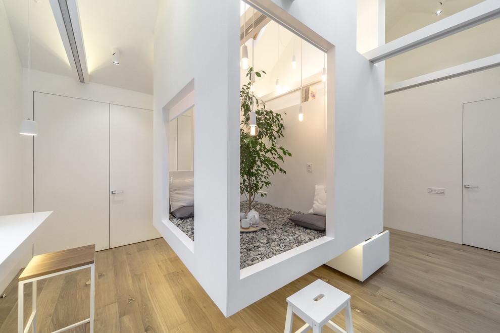 Проект недели: Мансарда с живым деревом «в кубе»