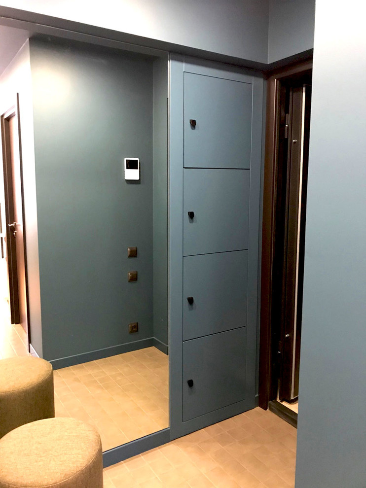 Технический шкаф в нише в прихожей