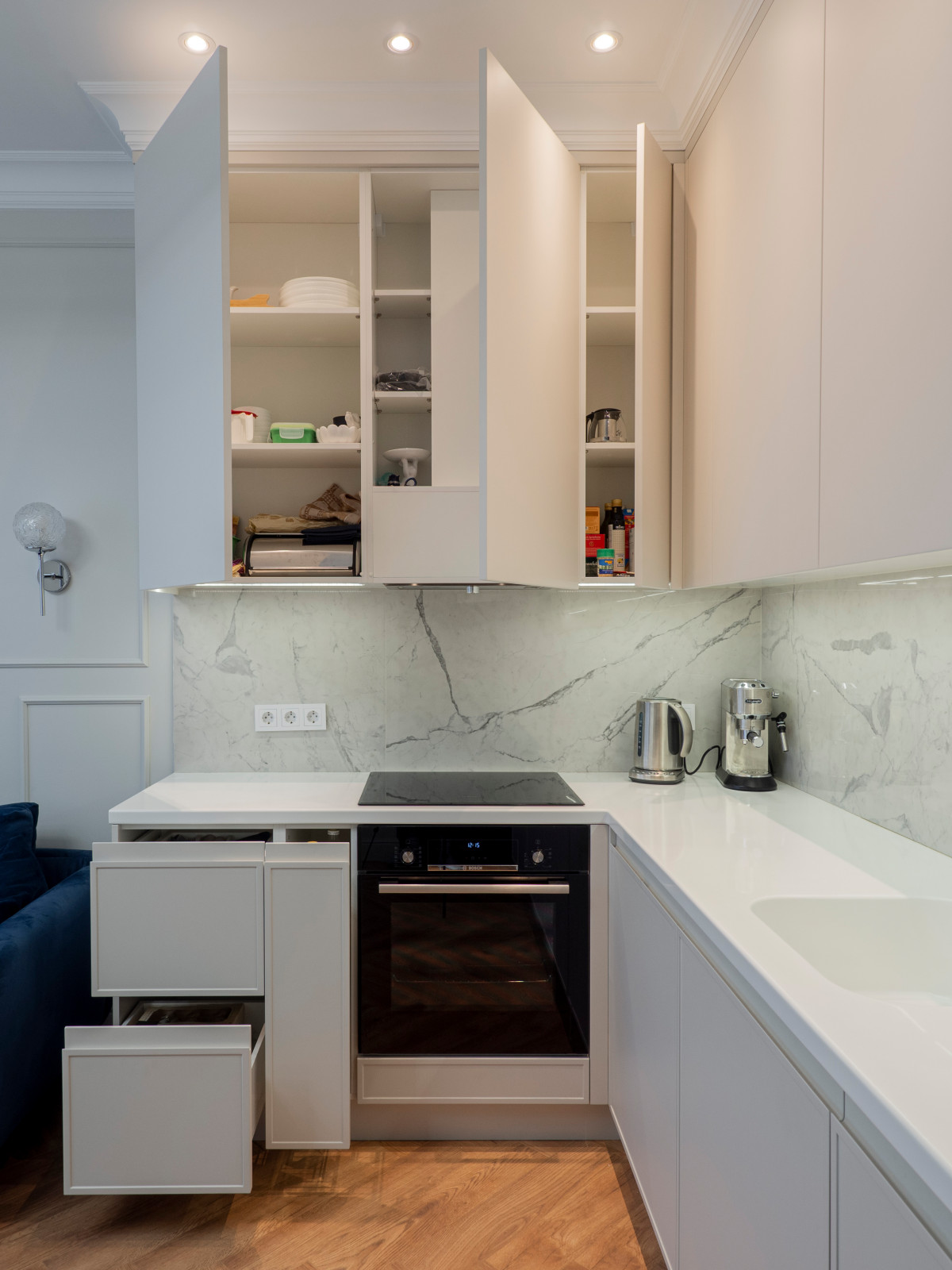 Белая кухня в стиле минимализм