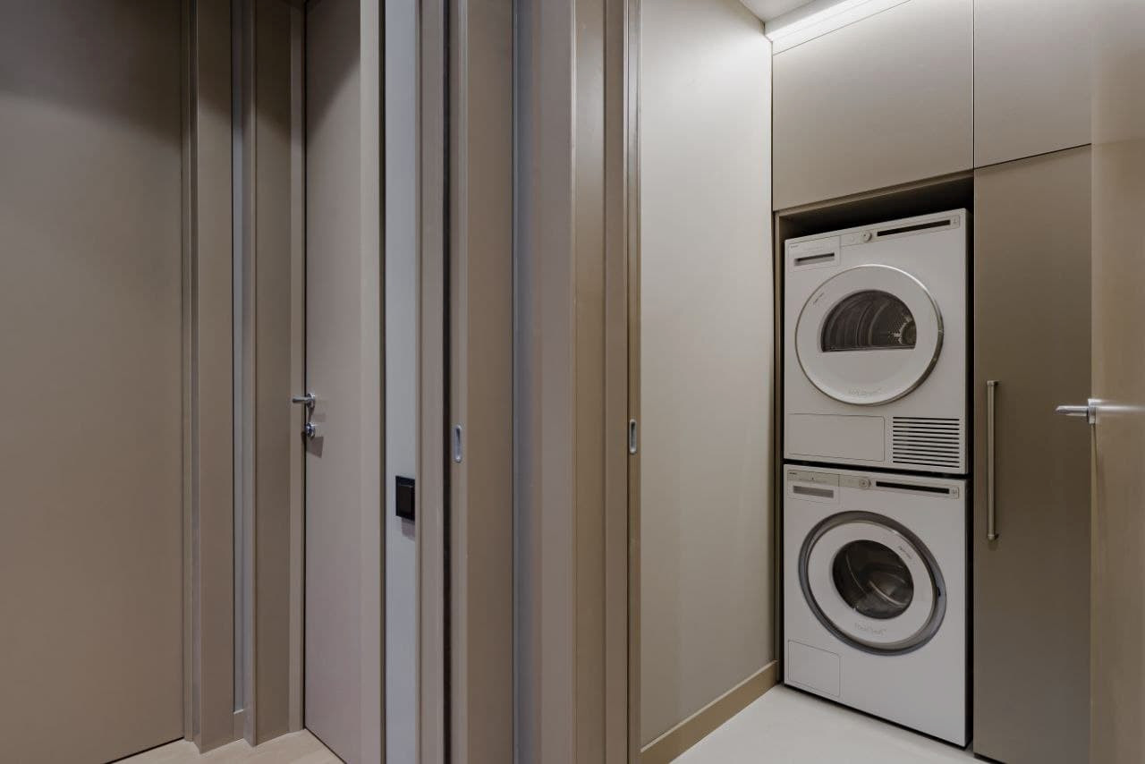 Шкаф в постирочную для стиральной и сушильной машин