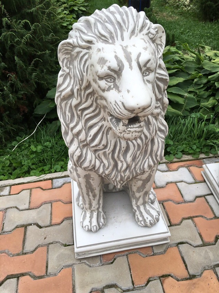 Обложка проекта: Скульптуры львов в белом цвете под старину