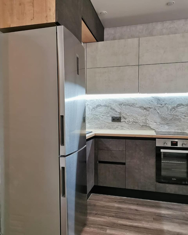 Угловая кухня белого молочного и темно-коричневого цвета с барной стойкой