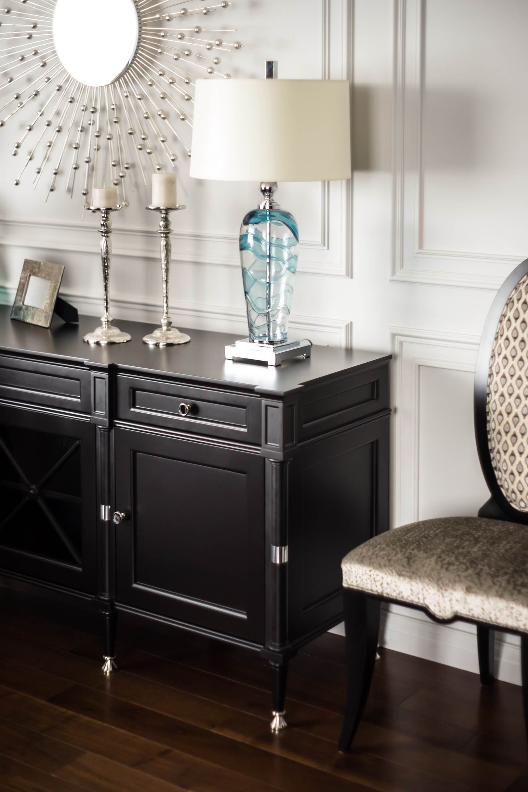 Houzz тур: Интерьер с графичной гостиной и просторным холлом