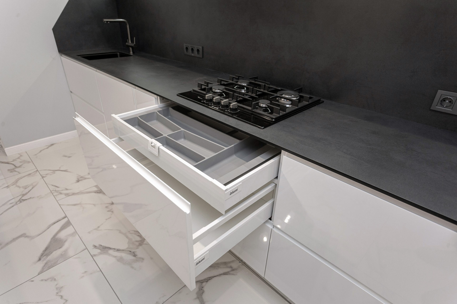 Черно-белая современная кухня