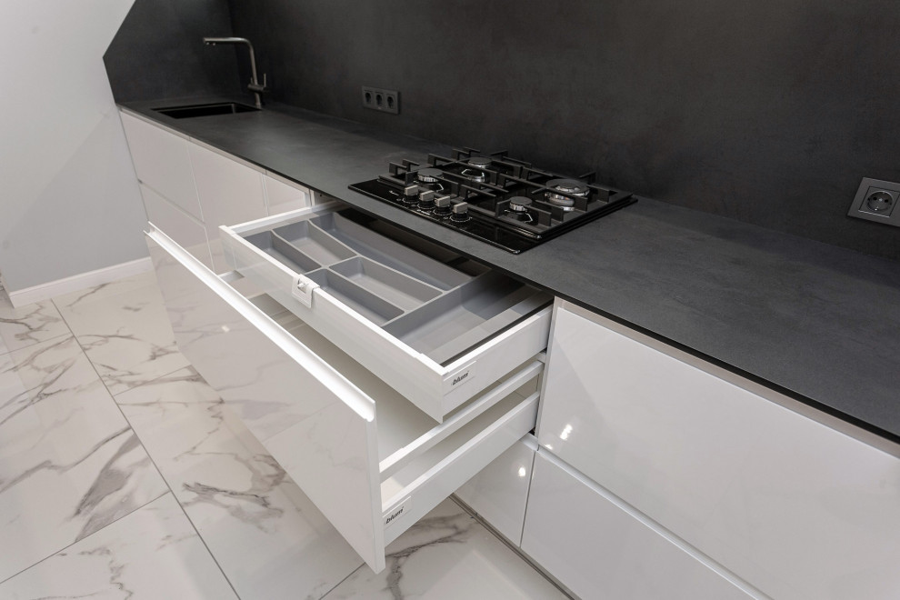 Черно-белая современная кухня