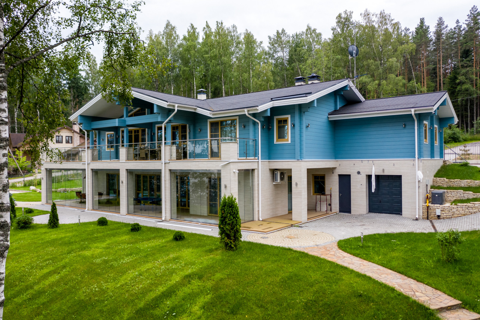 Современный коттедж на активном рельефе из комбинированных материалов