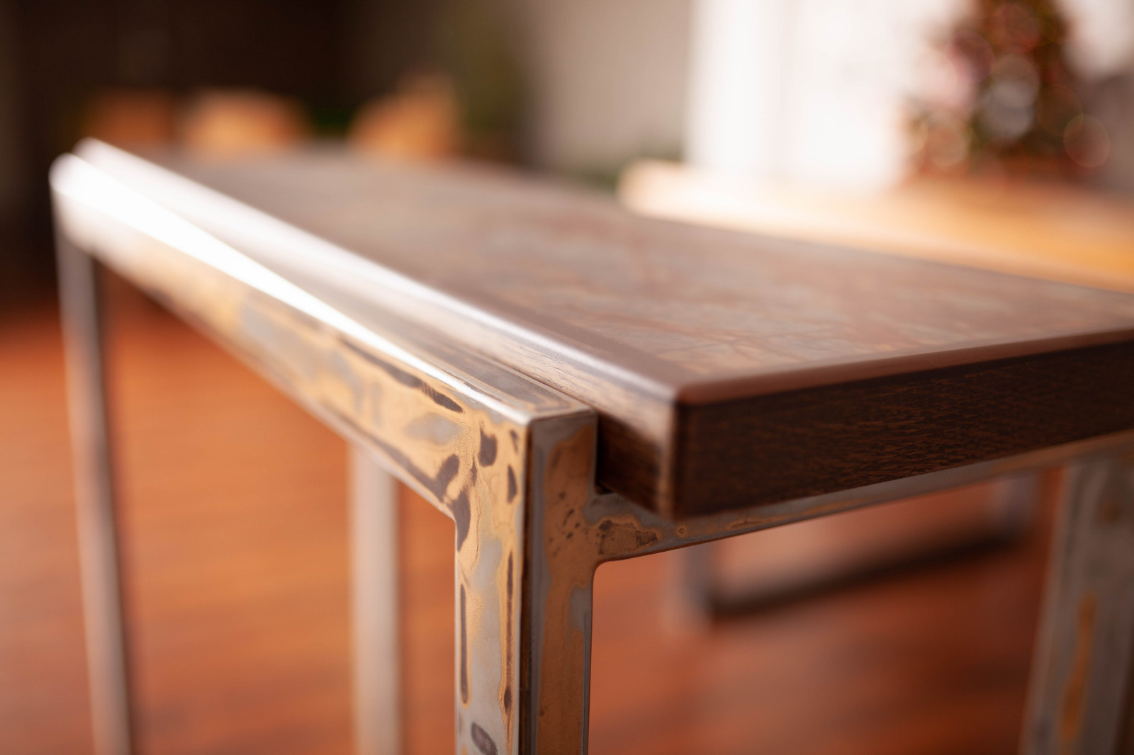 Консоль из натурального камня с дубовой окантовкой