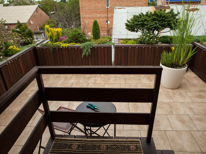 Частное домовладение с контейнерным озеленением крыши.