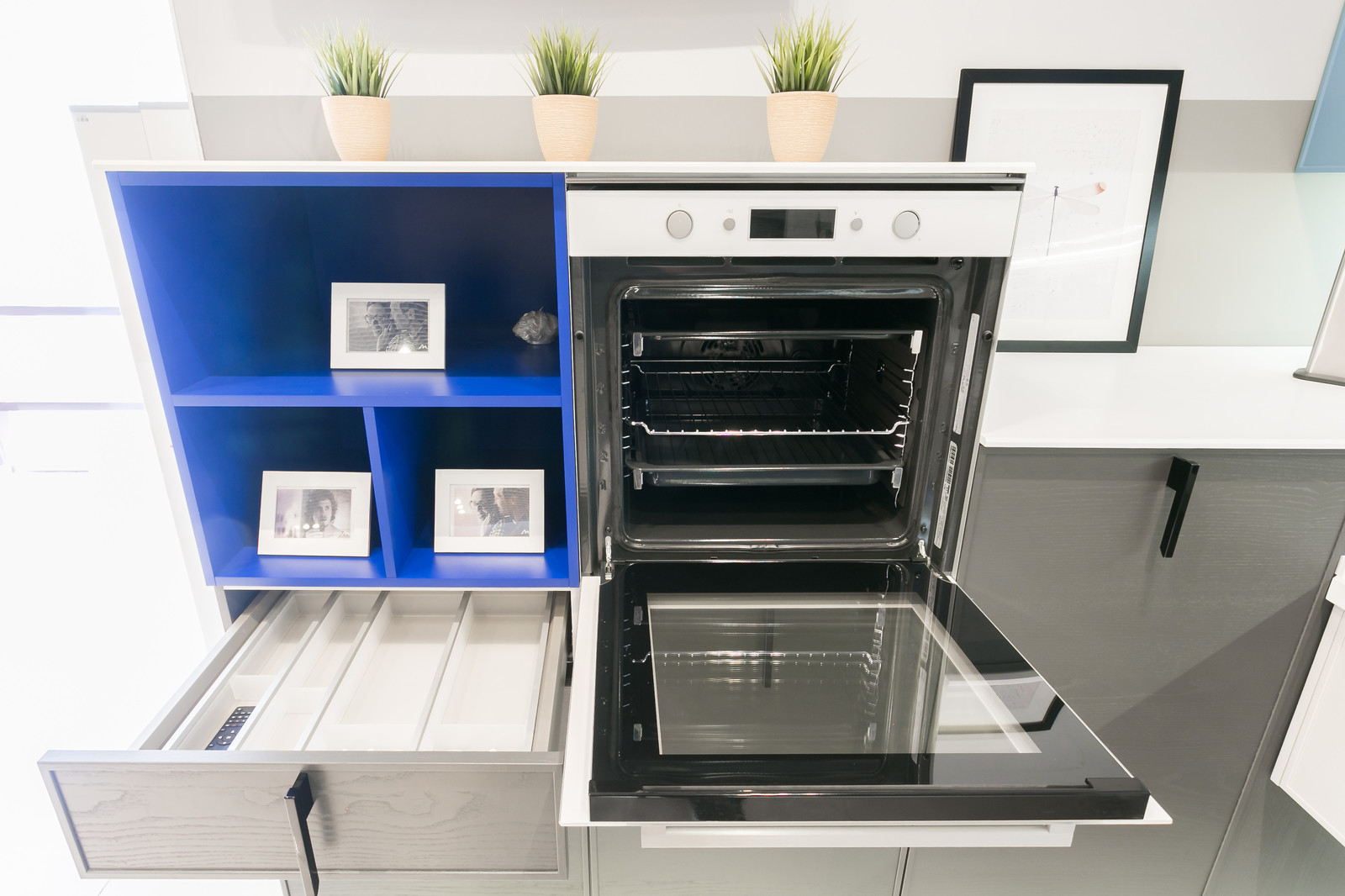 Бело-синяя кухня