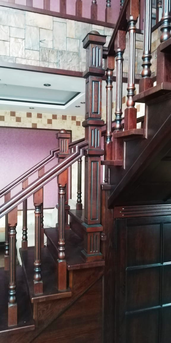 Обложка проекта: Дизайнерская лестница из массива дуб