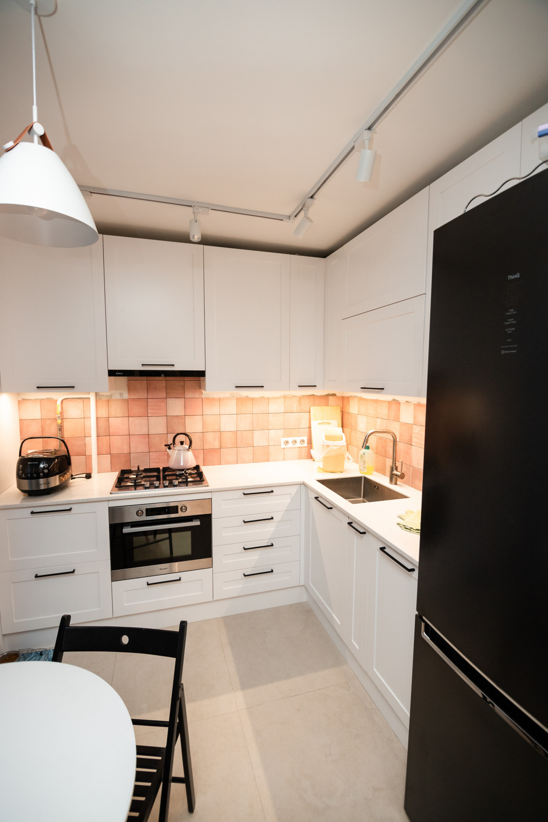 Белая небольшая кухня в стиле неоклассика