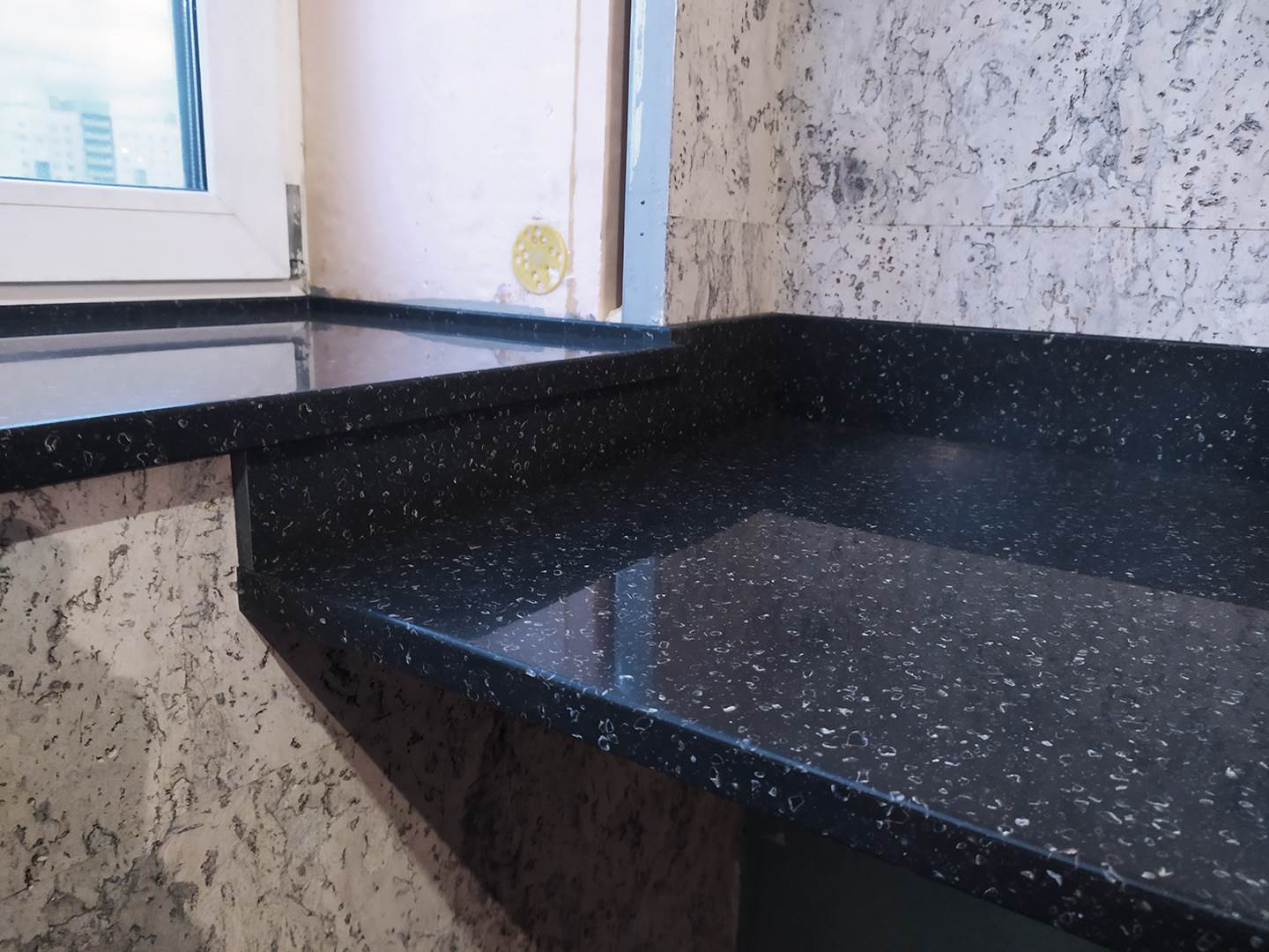 Эркерный подоконник и столешница из искусственного камня Staron QN287 Mosaic