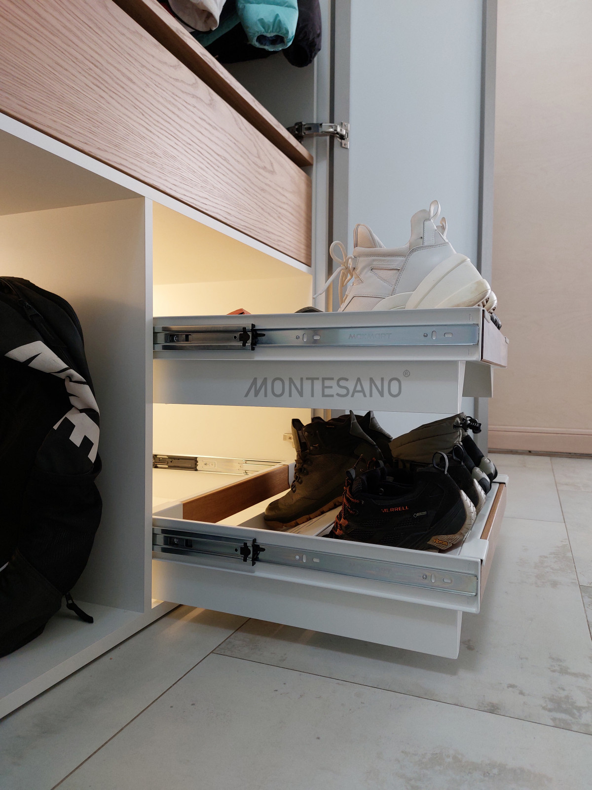 Зеркальный шкаф-стена в загородном доме