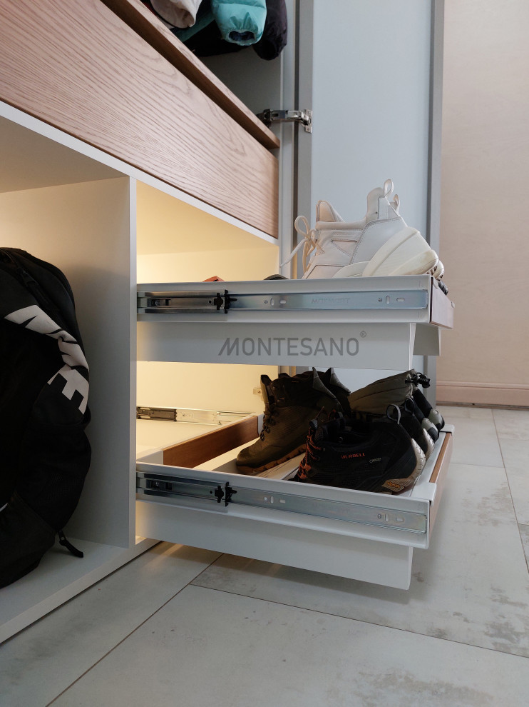 Зеркальный шкаф-стена в загородном доме