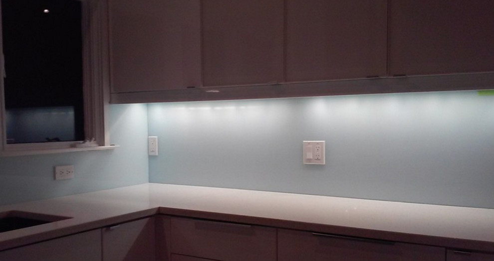 Kitchen backsplash (light blue)