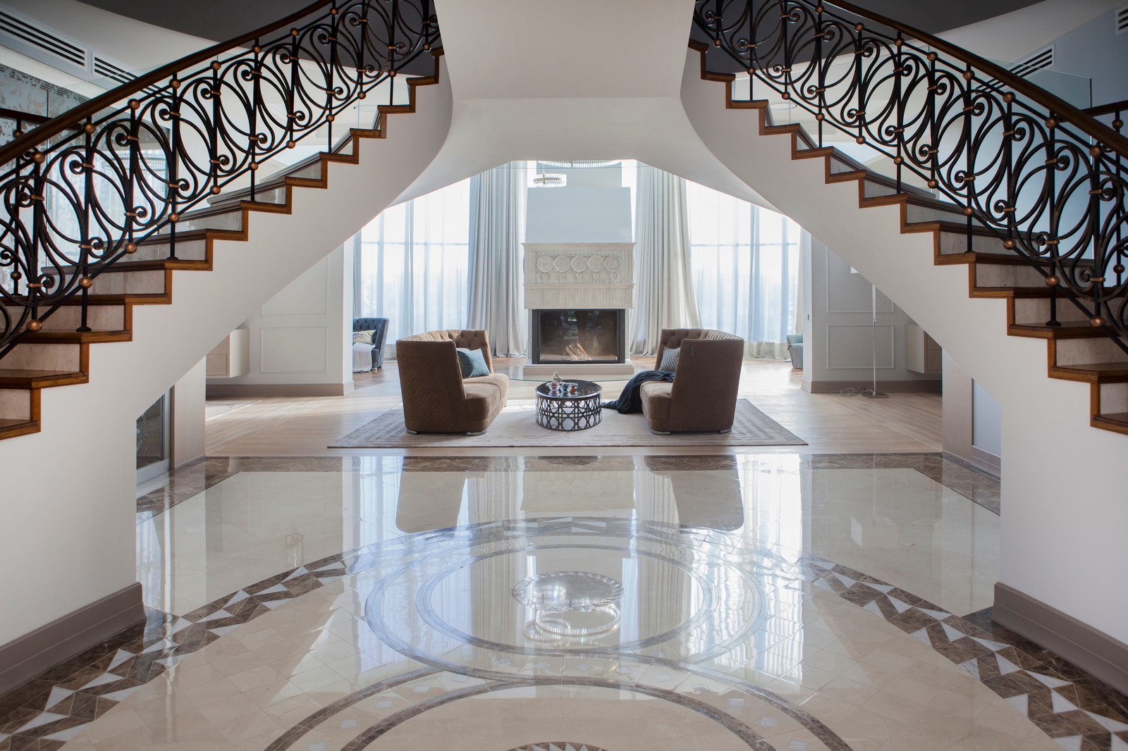 Просто фото: Камин у окна