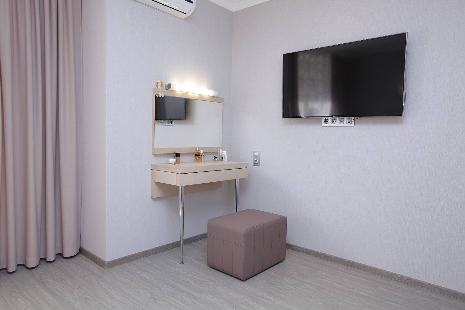 Туалетный столик в спальне. Нейтральный фон обоев и неброские цветовые акценты т