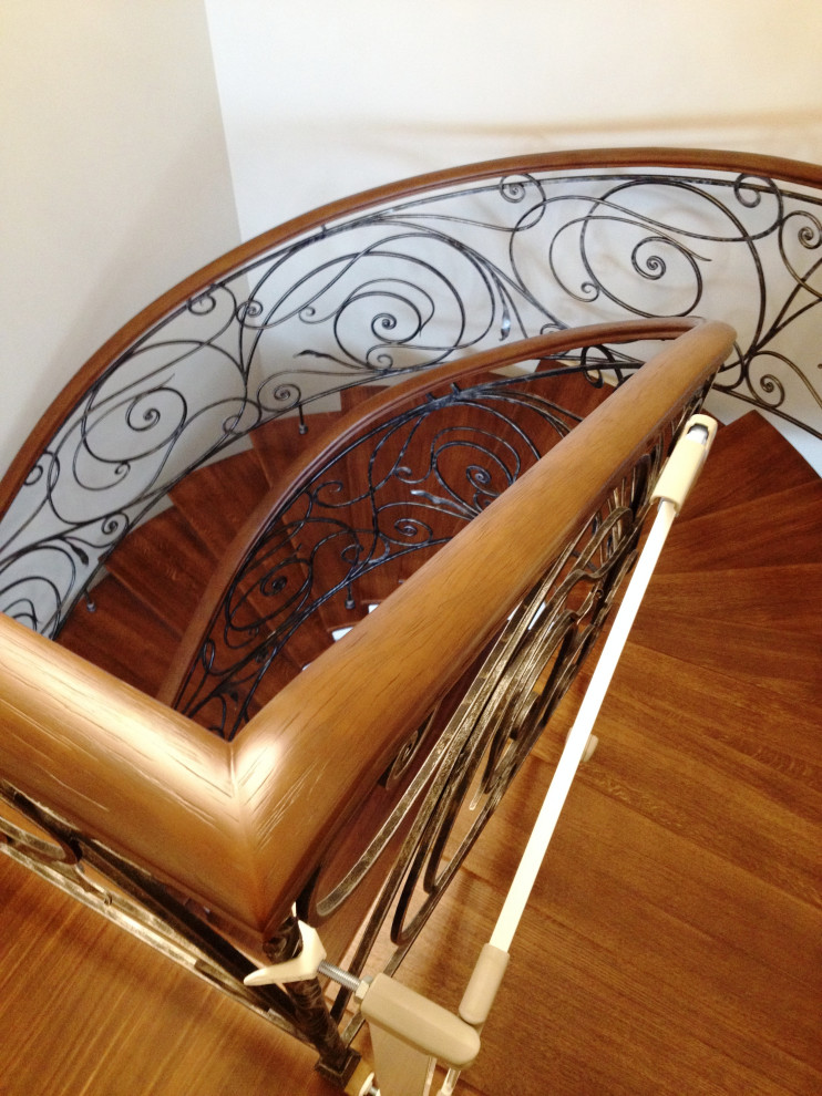 Облицовка  бетонного марша, ступеньки  из  массива  дуба, кованное  ограждение,