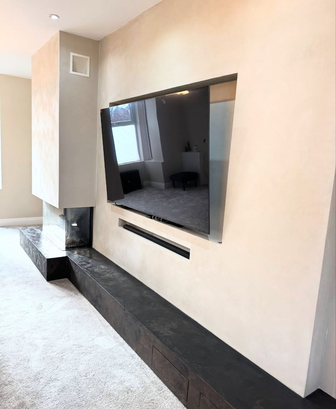 Оформление зоны камина с использованием декоративной штукатурки