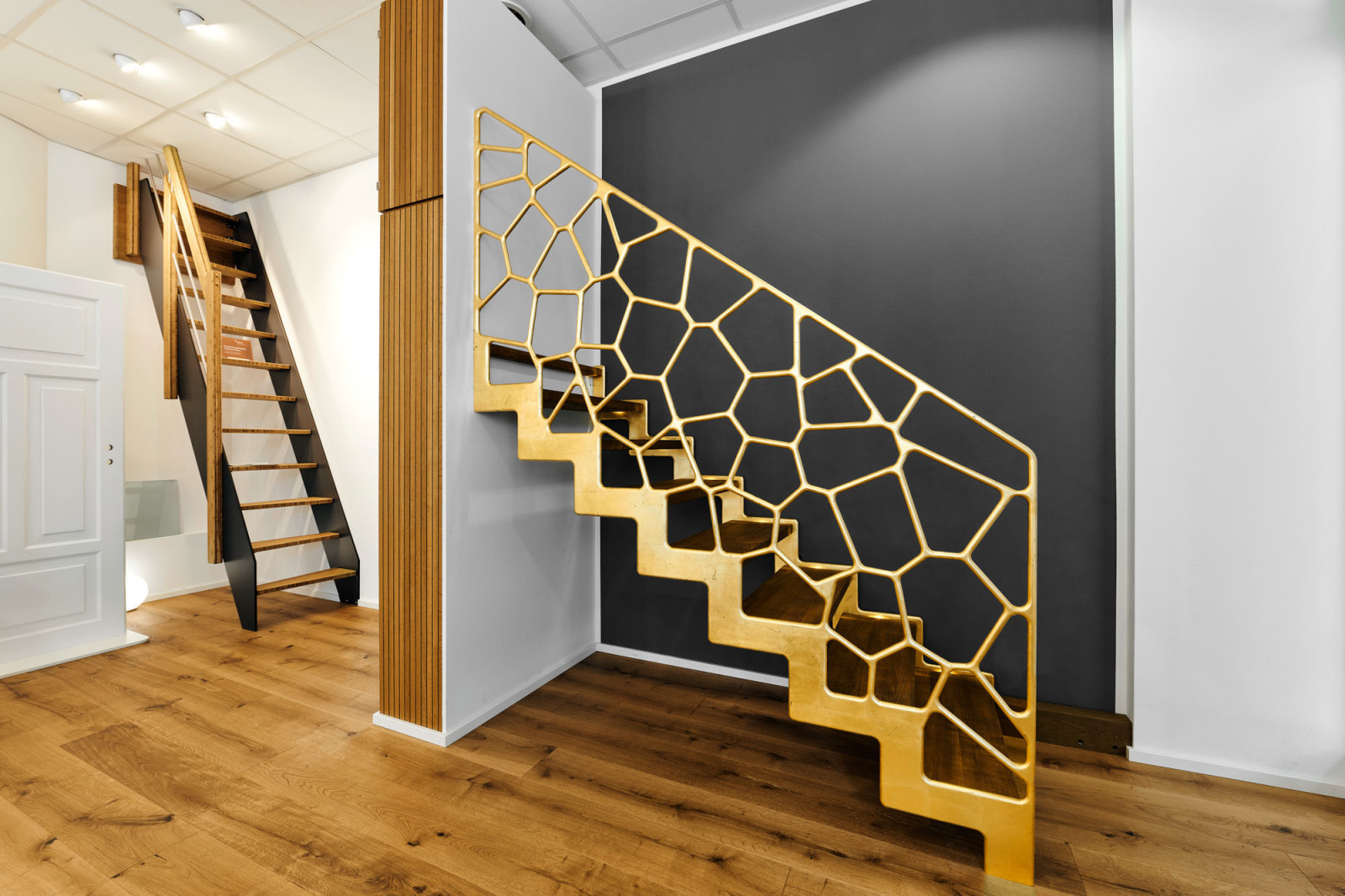 Ограждение лестницы с золотым покрытием