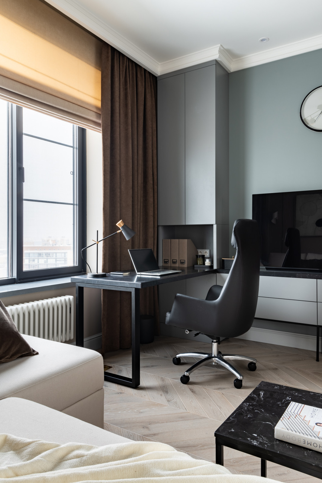 Журнал «Идеи Вашего Дома» назвал этот интерьер «обволакивающий уютом»