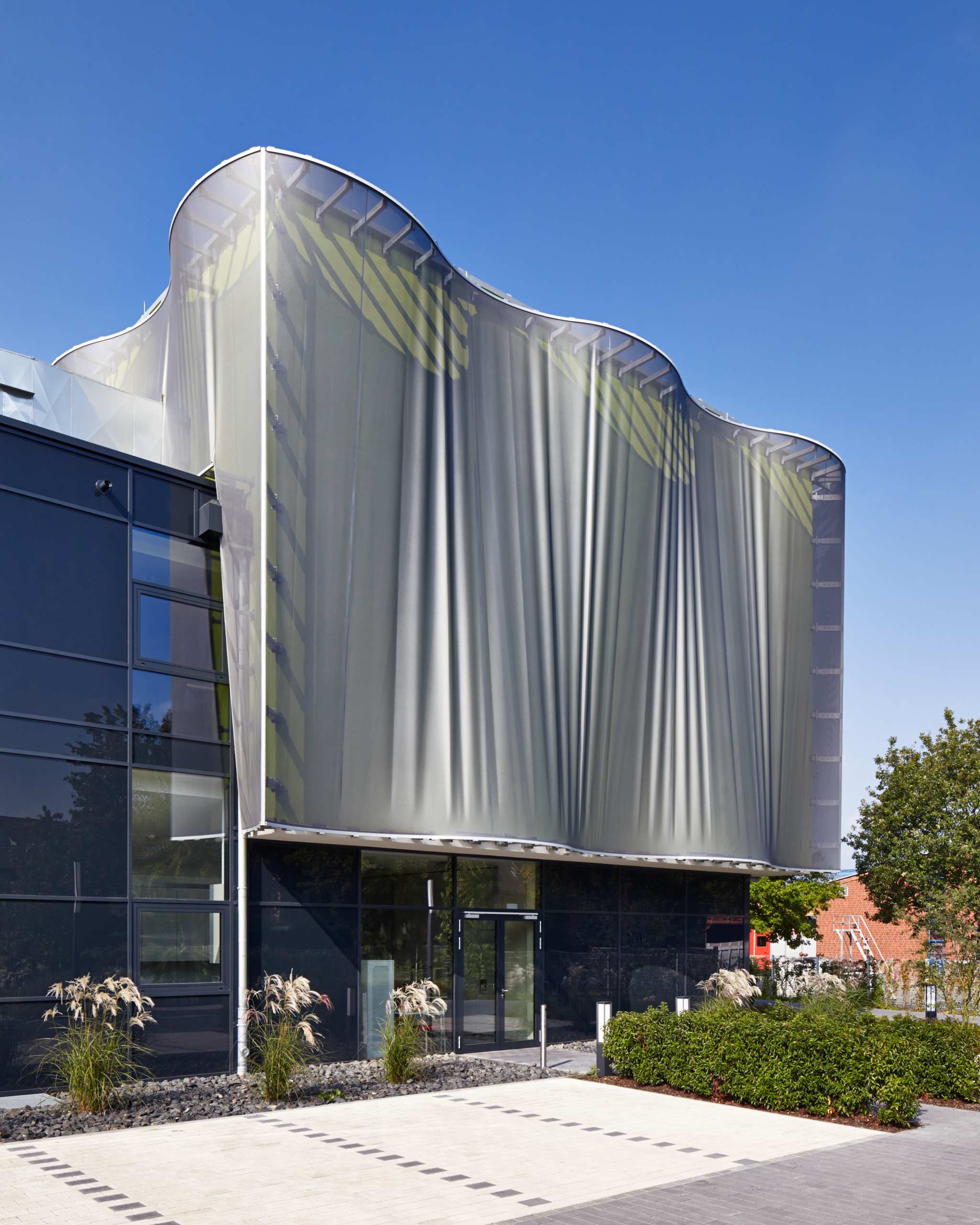 Архитектура: На что способны текстильные фасады