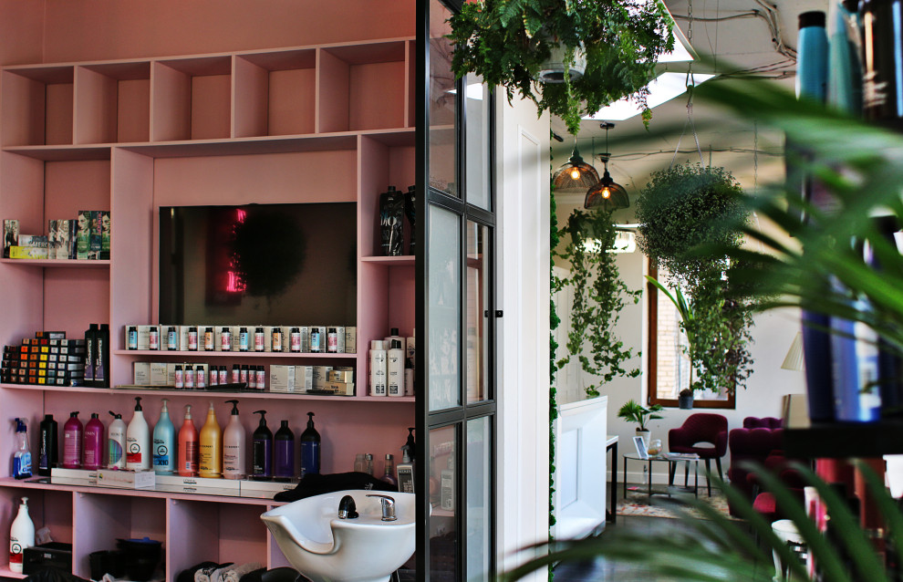 Интерьер входной группы салона красоты SW HOLDING в Эко-стиле