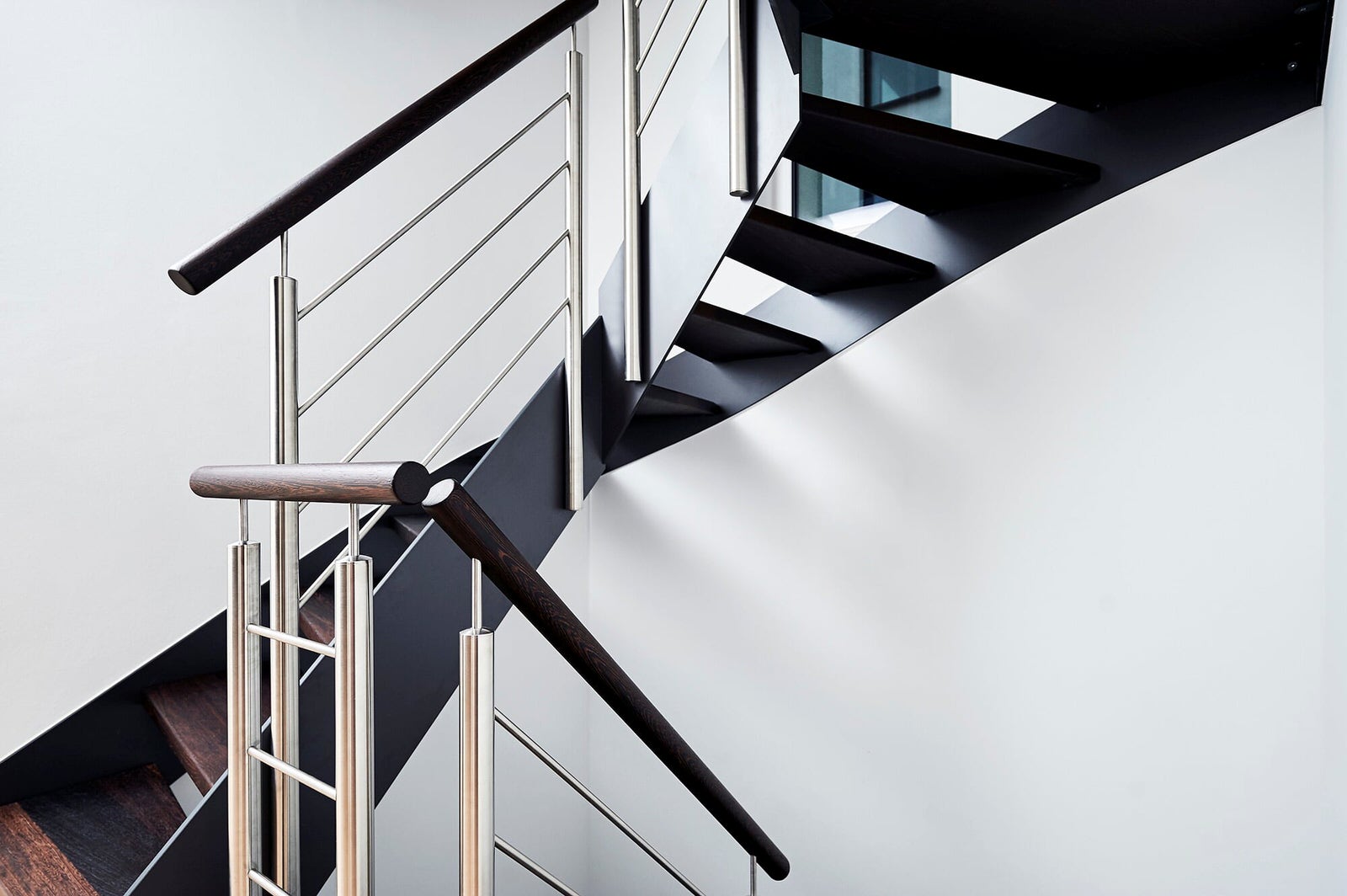 Консольная лестница в темных тонах