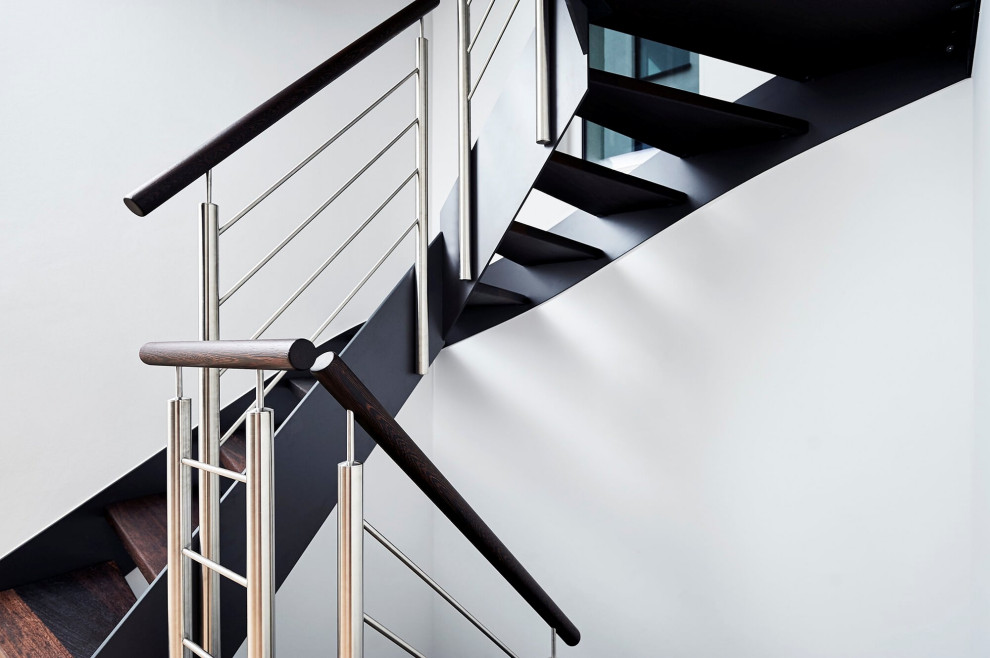 Консольная лестница в темных тонах