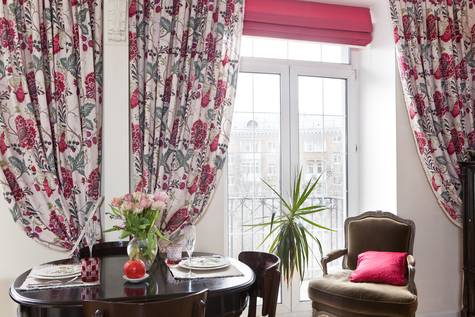 Яркие шторы для сдержанной гостиной