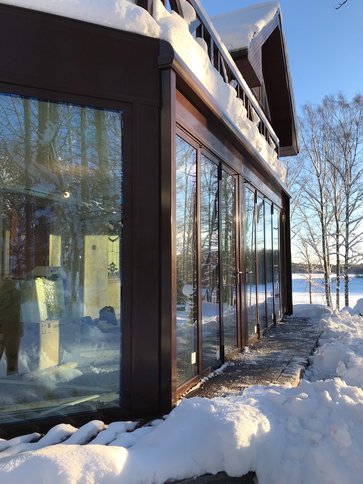 Зимний сад на берегу лесного озера