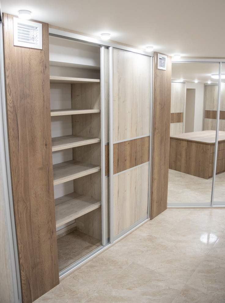 Гардеробная комната на цокольном этаже