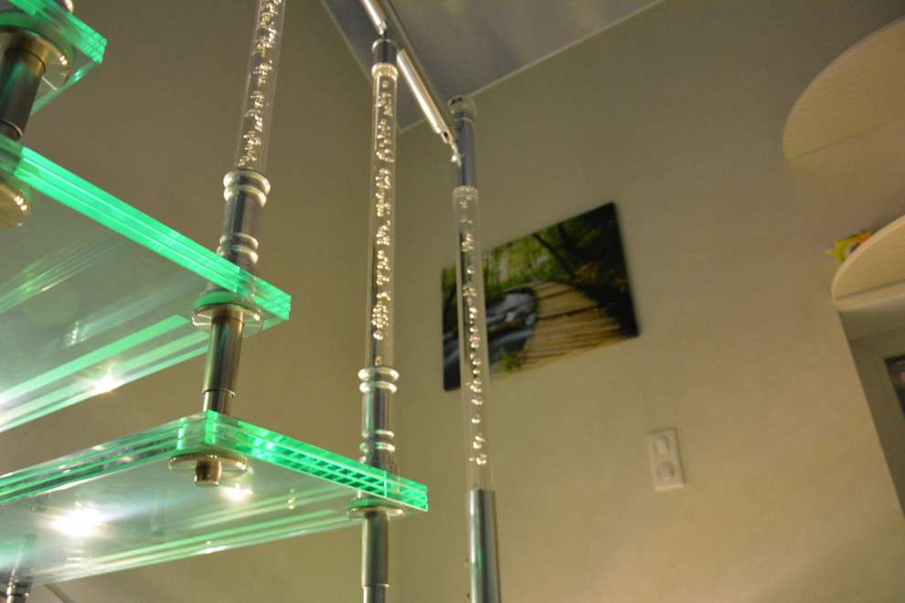 Лестница больцевая с стеклянными ступеньками, с подсветкой.